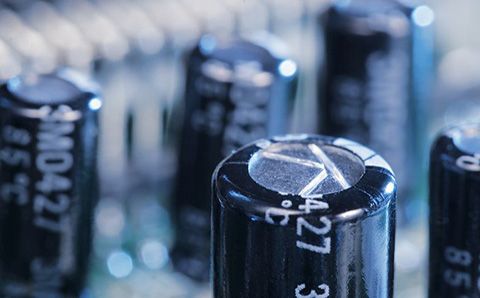 哪些材料會影響超級電容器的性能？