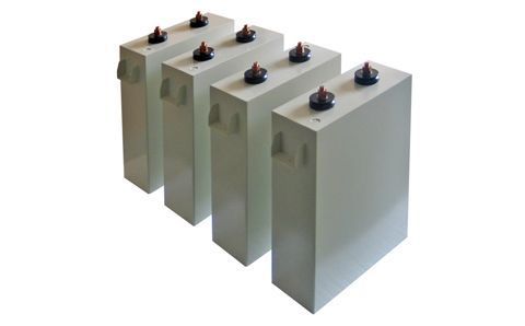 如何區分電容器的正負極？